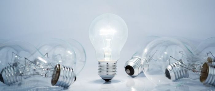 Imagen de unas bombillas, todas a pagadas menos una